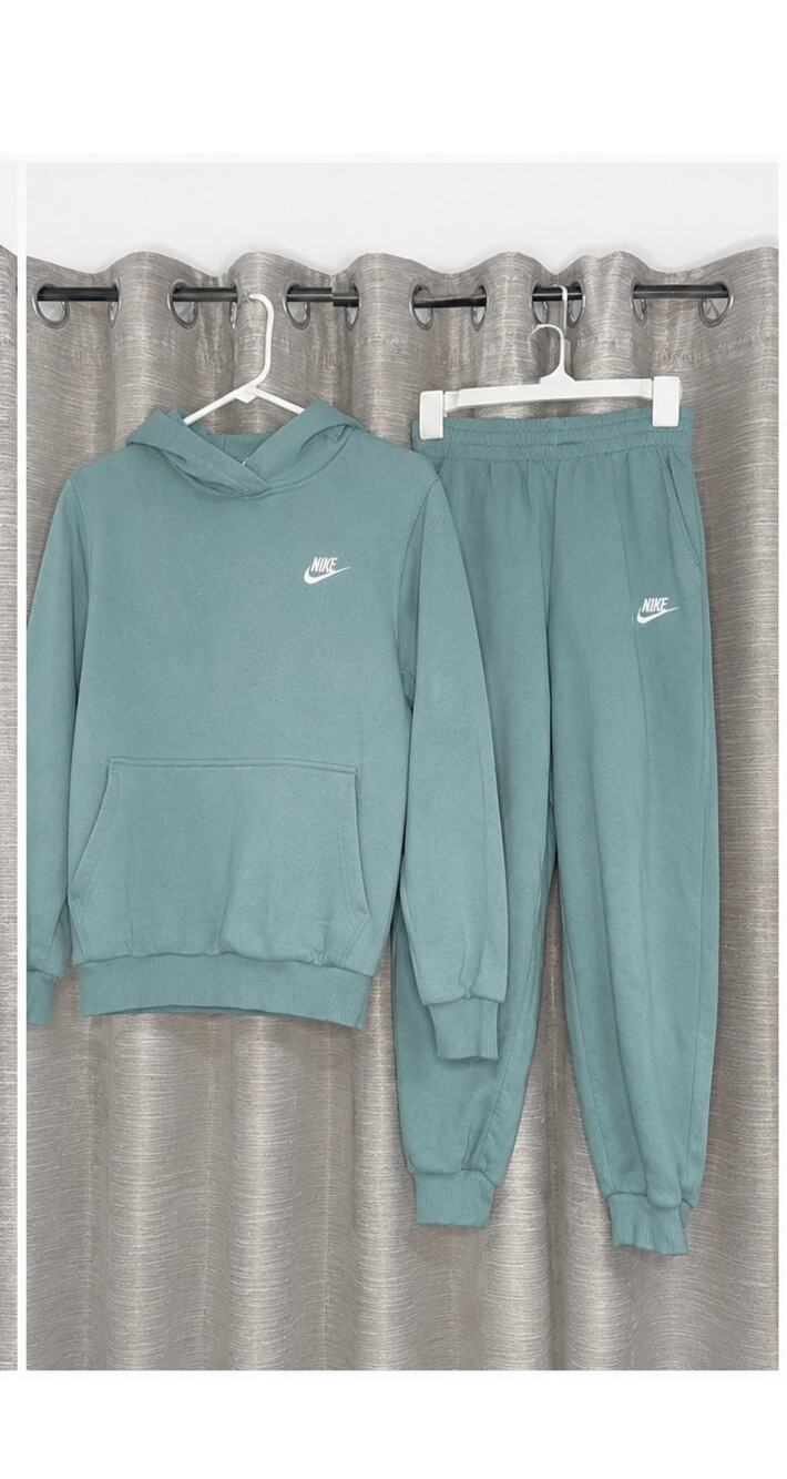 Nike matching hoodie and jogger set youth size medium in green